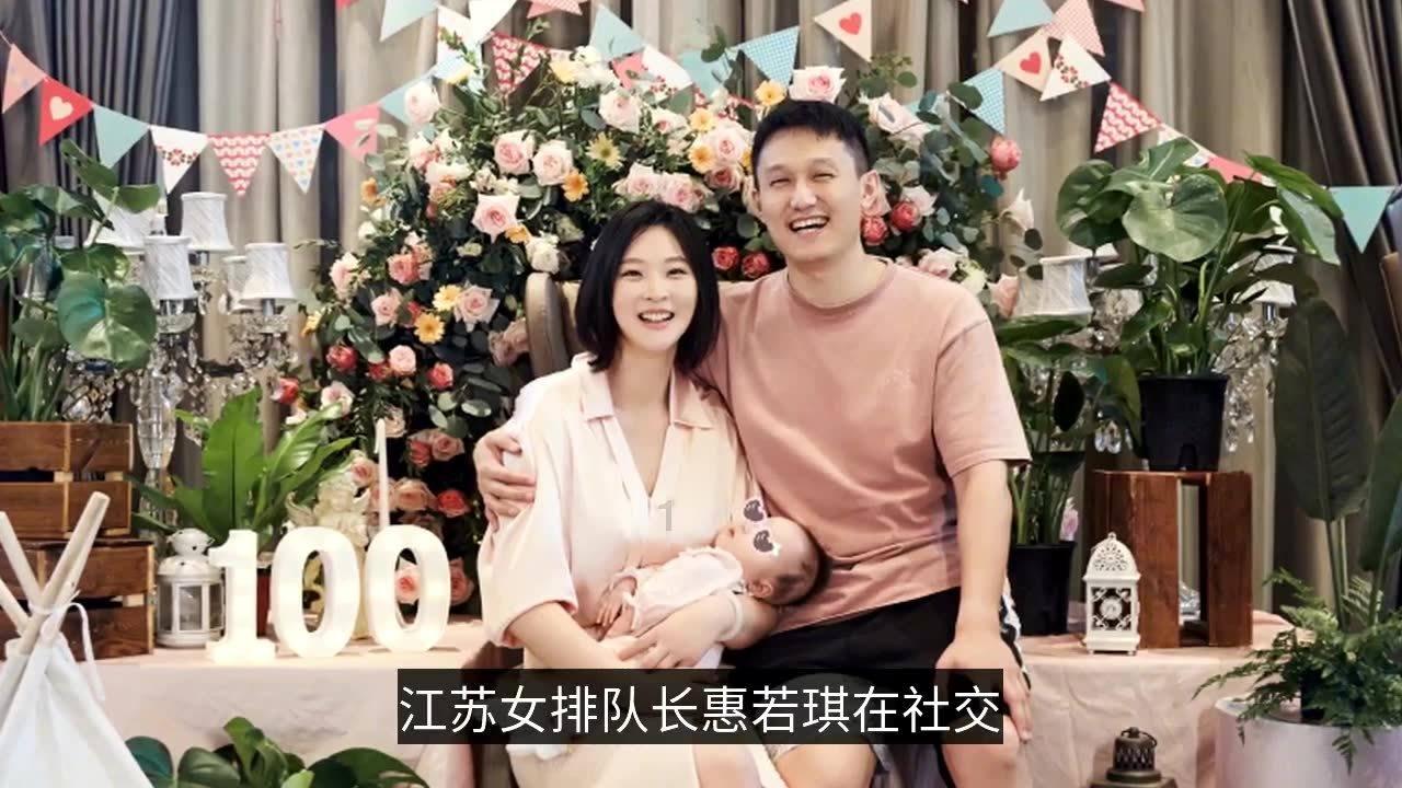 冰雪天货车侧翻，货品散落在地，众人帮忙搬运整理装车9小时