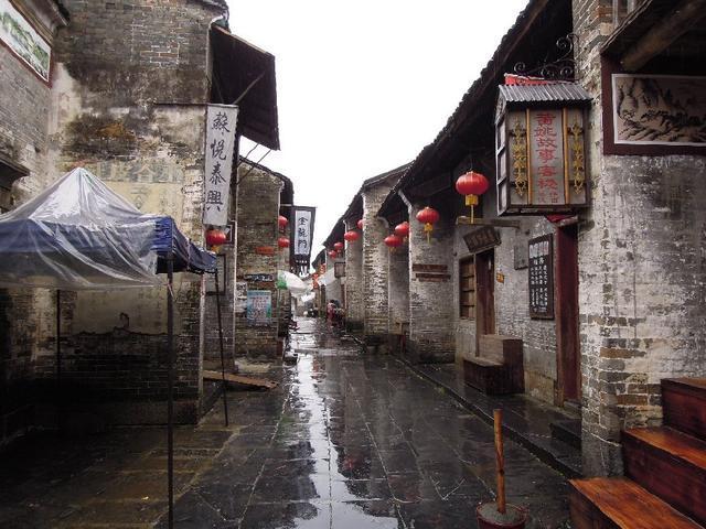 河南新乡:两辆货车发生追尾,消防员紧急施救